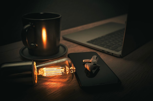 Kontakt — symboliczna sceneria w stylu noir