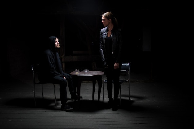 Coach prowadzący sesję w ciemnym klimacie